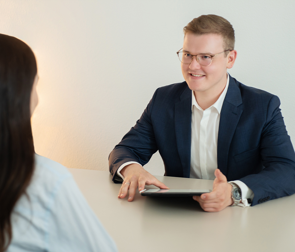 Foto von Steuerberater Tim Eiselt im Mandantengespräch